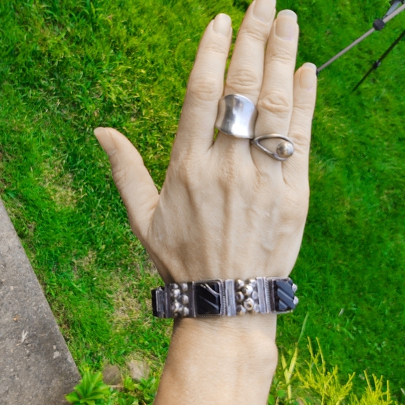 Vintage Taxco Sterling Silver and Carved Onyx Bracelet - Picture 8 of 12